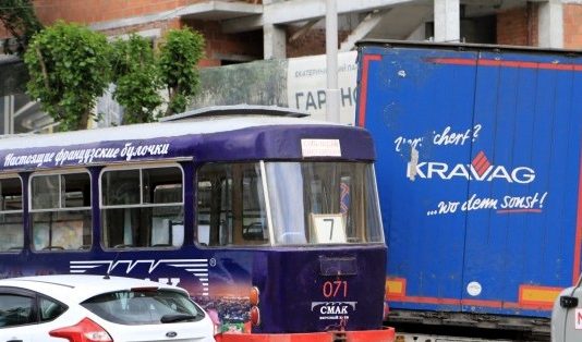 Движение на двух электротранспортных маршрутах остановили фуры